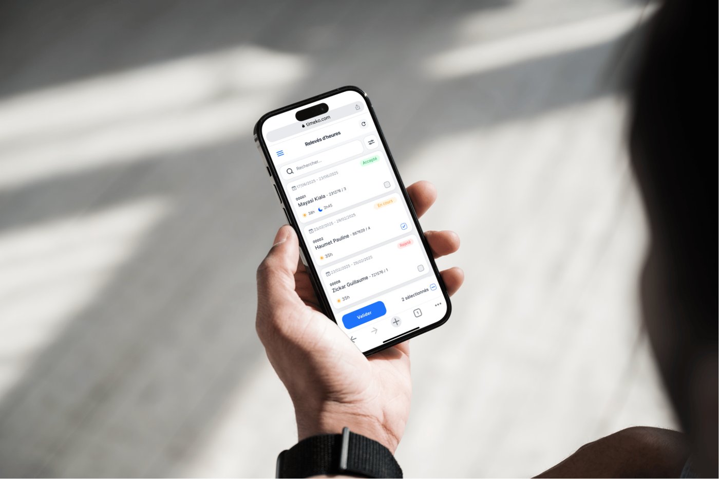 Un smartphone affiche les&nbsp;relevés d'heures sur Timeko